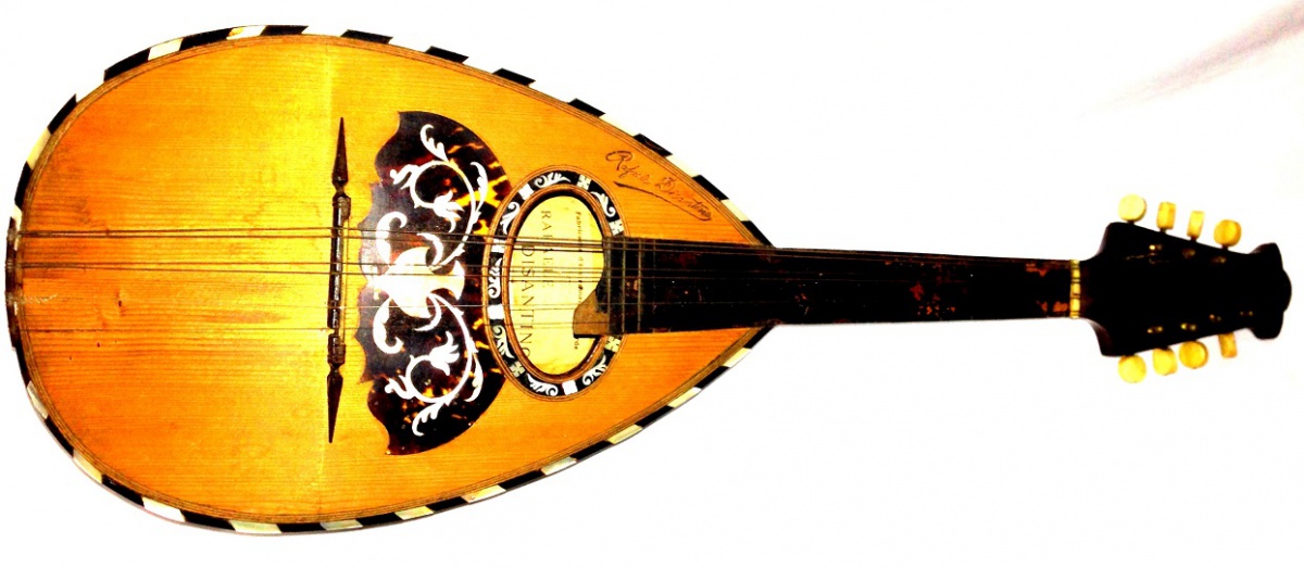 Antigo instrumento musical 