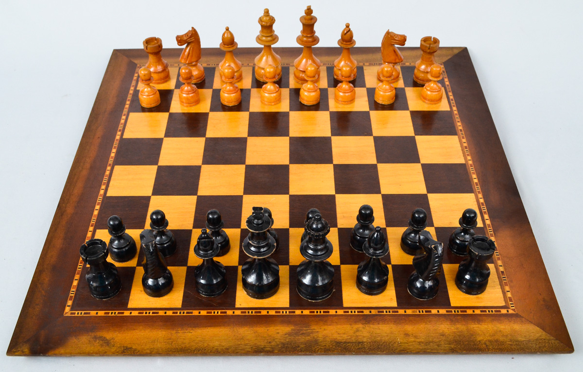 Grande tabuleiro e peças para xadrez, madeira nobre em