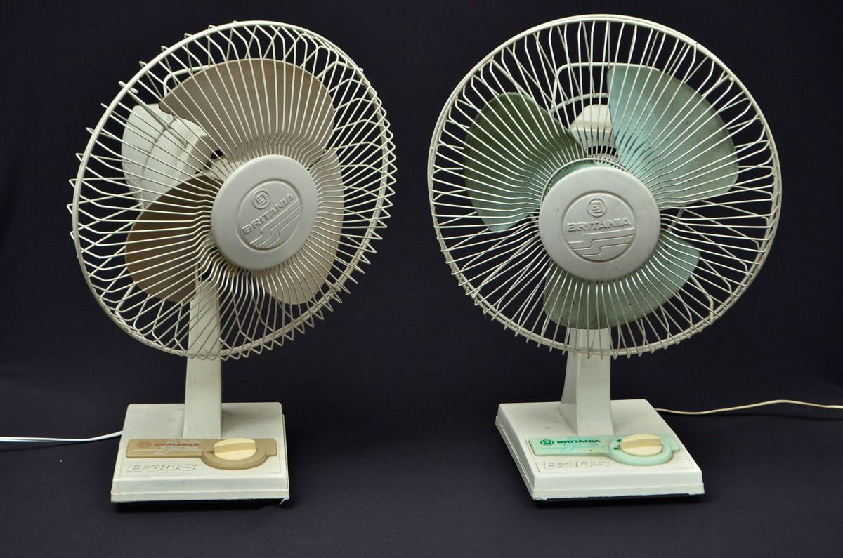 Dois Ventiladores, Marca BRITÂNIA, Modelo B 30 S, Na Co