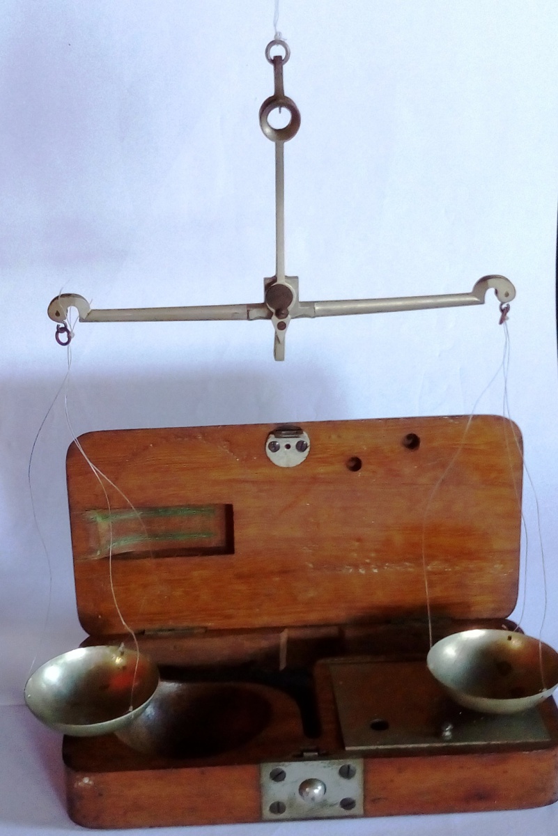 ANTIGA BALANÇA DE PRECISÃO EM CAIXA DE MADEIRA - MEDIND