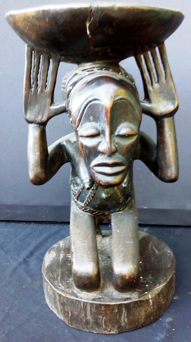 GRANDE ESCULTURA AFRICANA - ESCULPIDA EM BLOCO DE MADEI