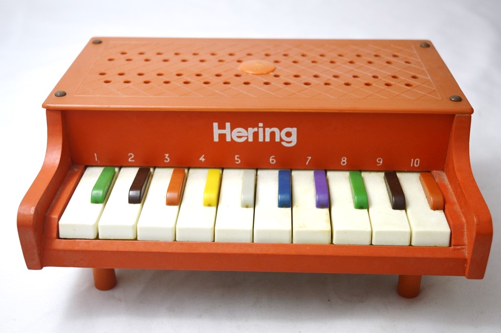 Piano De Brinquedo Antigo Hering - R$ 500,00 em Mercado Livre