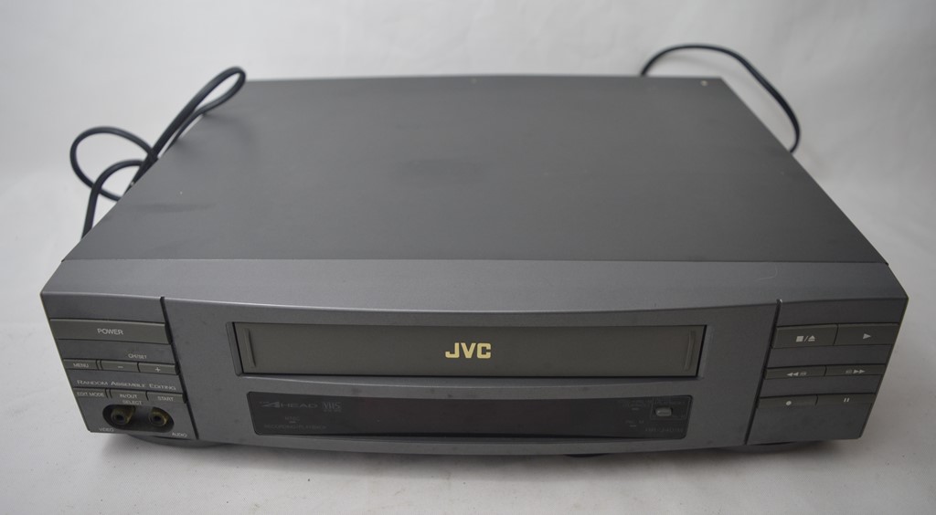 Aparelho de vídeo k7 da marca JVC . med: 36 x 30 cm