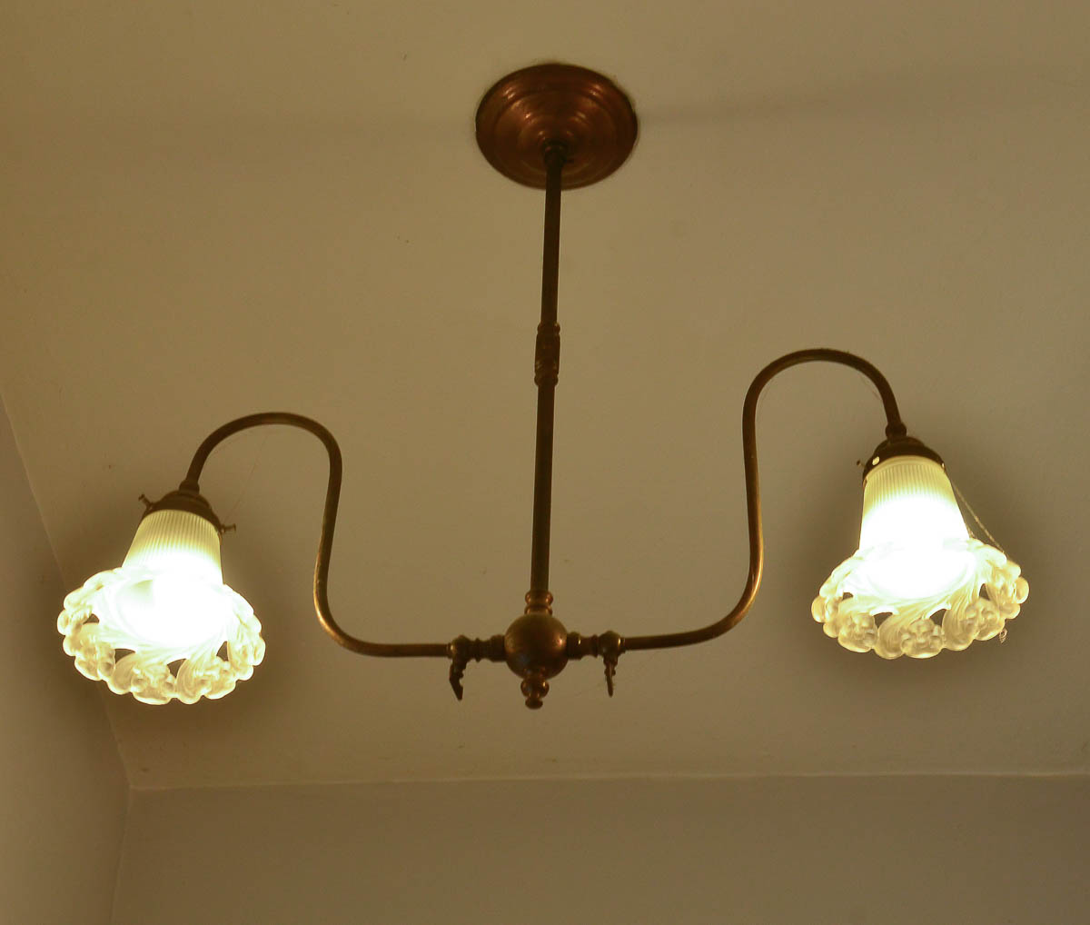 Antiga luminária de teto para 2 luzes, estrutura tubula