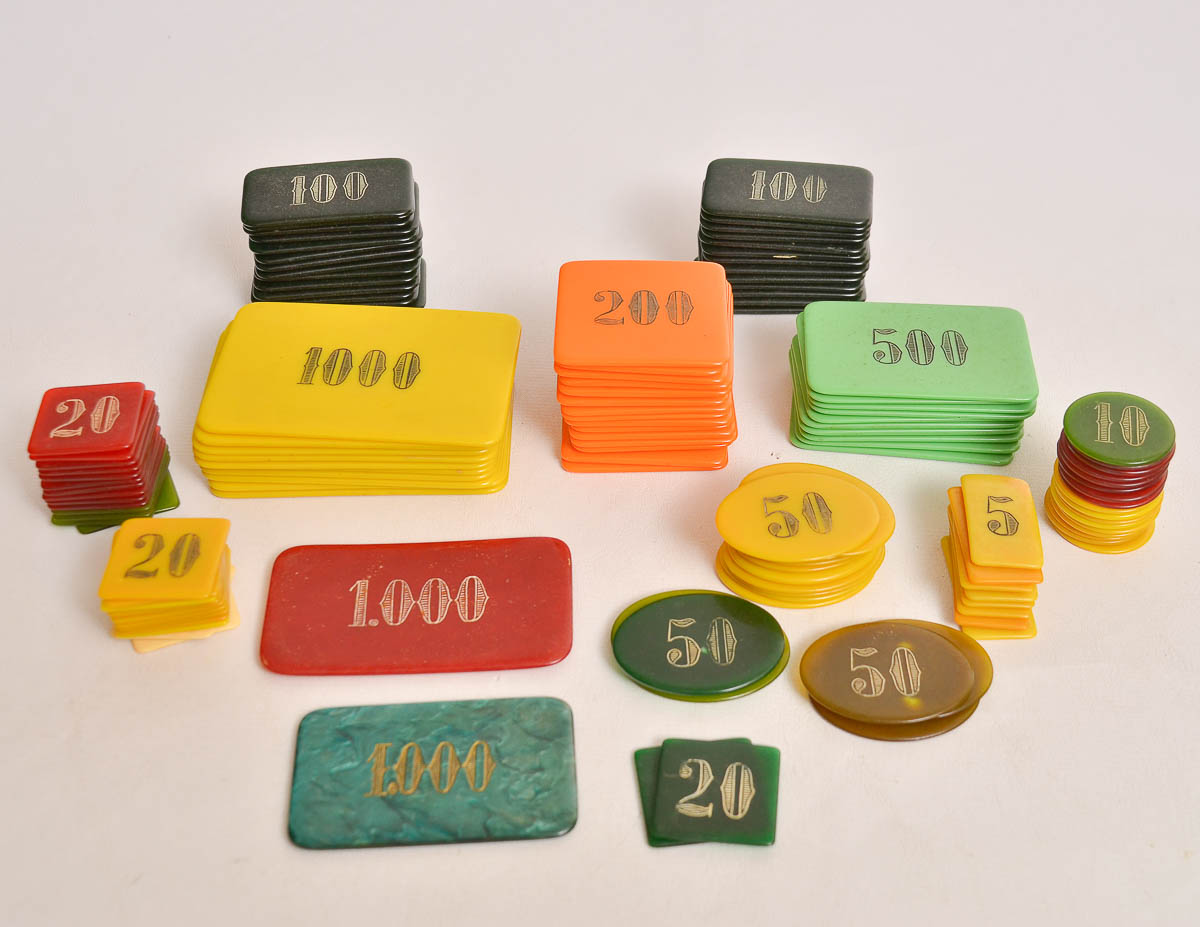 Cento e vinte e cinco (125) fichas para jogo, em baquel