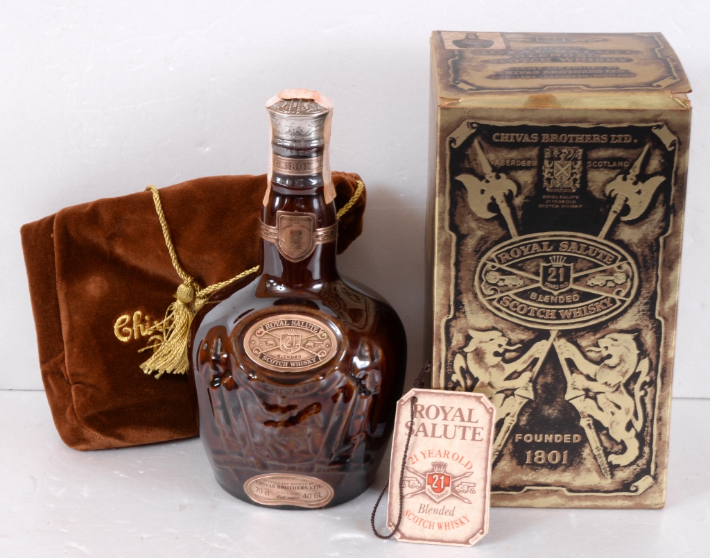 Garrafa de Whisky 21 anos marca Chivas Royal Salute. Ac
