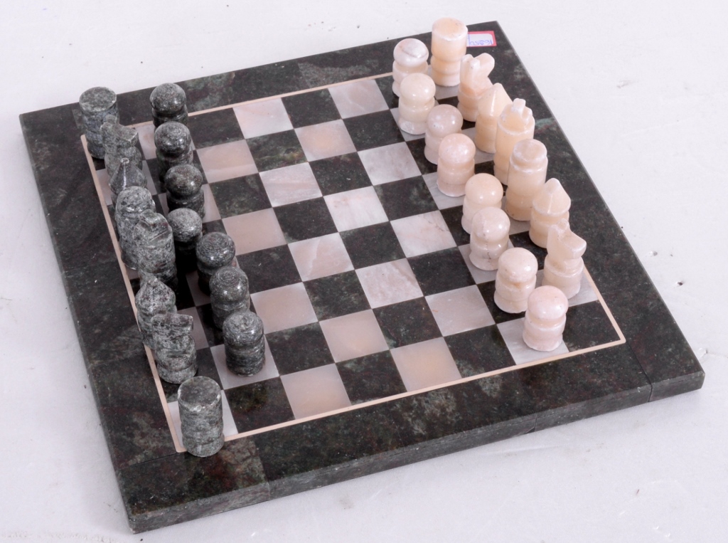 Tabuleiro de xadrez em mármore, com trinta (30) peças em tons de branco e