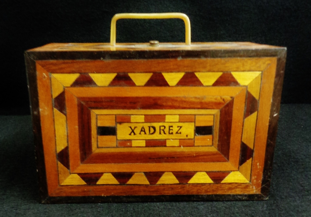 Antigo jogo de xadrez com caixa em madeira marchetada