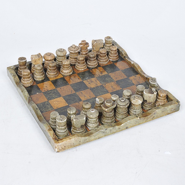 Lote 56 - Tabuleiro de Xadrez e peças de xadrez em mármore verde e preto.  Peças minuciosamente talhadas de ricos detalhes antropomórficos em pedra  verde e preta com mesclados. Dim: 40 x