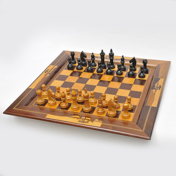 Antigo jogo de xadrez com tabuleiro em madeira marcheta