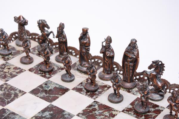Belíssimo jogo de xadrez com peças em metal ricamente t