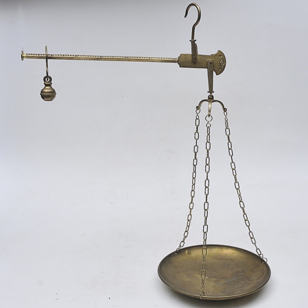 Antiga balança de coleção em metal dourado, manufatura