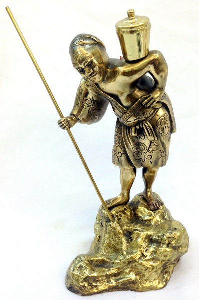 Quarto trabalho:capturar a corça de Cerinéia, que tinha os cascos de bronze  e os chifres de ouro.Alcançou correndo a Corça de Cerínia,um animal  lendário, com ch…