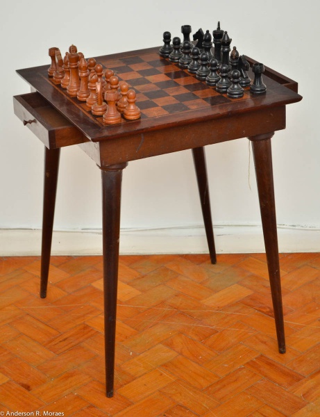 Mesa de xadrez em madeira nobre com tabuleiro em pedra