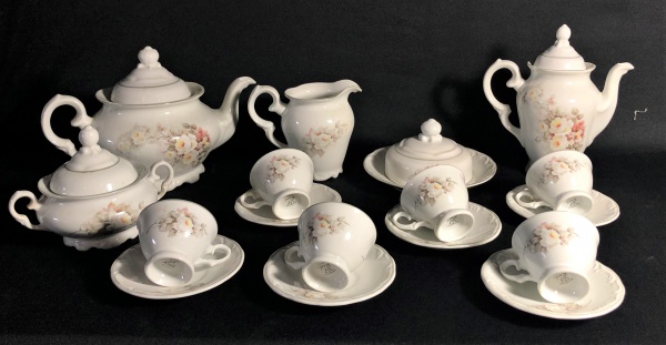 PORCELANA REAL. Elegante jogo de chá/café em porcelana