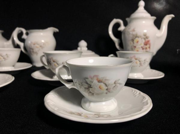 PORCELANA REAL. Elegante jogo de chá/café em porcelana