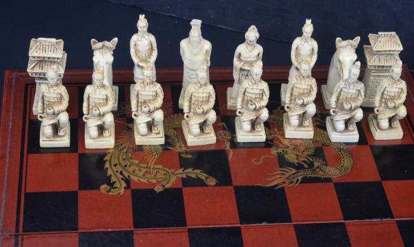 Lot - Tabuleiro de jogo de gamão e xadrez e peças marfim