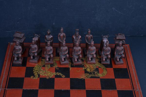 Peças do jogo de xadrez ficam em fila figuras brancas e marrons