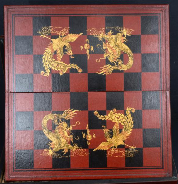 Belo jogo de xadrez oriental em madeira adornado por ri