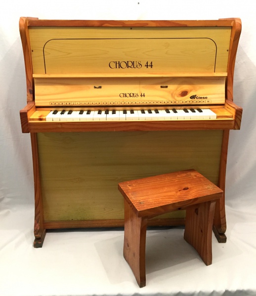 Piano infantil de madeira 
