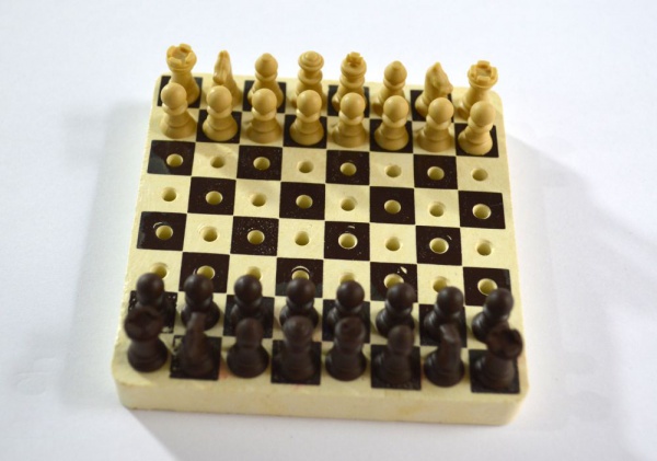 Antigo mini jogo de xadrez, marca Schach, completo, no