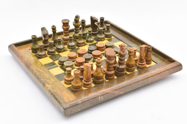 Peças do jogo de xadrez ficam em fila figuras brancas e marrons