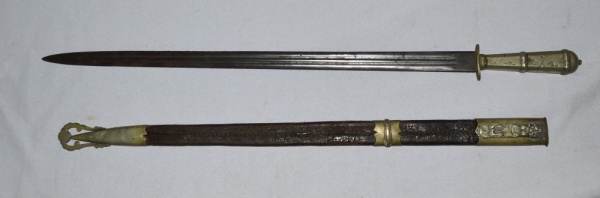 Antiga adaga gaúcha com cabo cinzelado, tendo na ponta