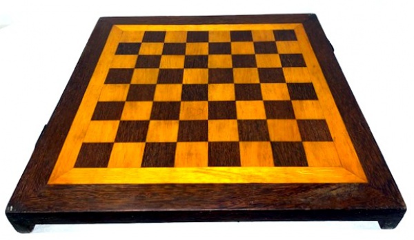 Jogo de dama com tabuleiro em madeira machetada e peça