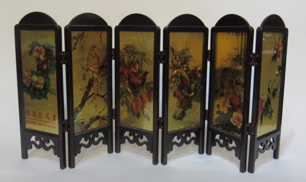 Biombo em miniatura em resina com seis folhas decoradas