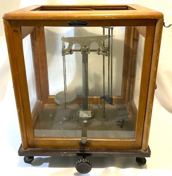 Antiga balança na caixa original em madeira e vidro (au