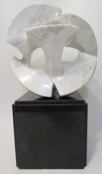 BRUNO GIORGI - Meteoro, escultura em mármore carrara, base em mármore preto. Altura total 52 cm: med