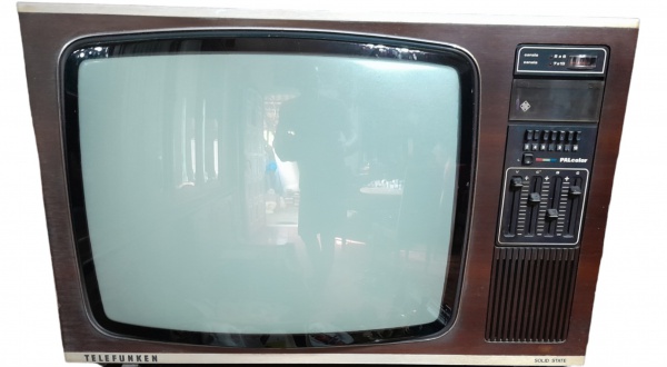 VINTAGE - TELEVISÃO TELEFUNKEN PALCOLOR SOLID STATE | C