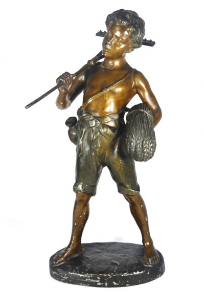 MENINO COM FARDO DE FENO - Belíssima escultura europeia do ultimo cartel do séc XVIII em pet bronze