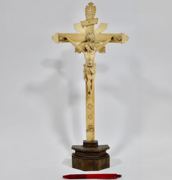 Raro e importante crucifixo e Cristo, ambos em marfim, vertente Indo Portuguesa, Goa, séc. XVIII, cr