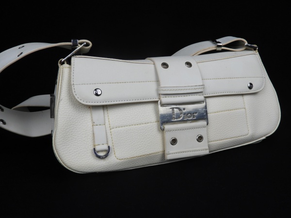 CHRISTIAN DIOR - PARIS - Bolsa em couro na cor gelo, Street Chic Columbus, com alça ajustável,  plac