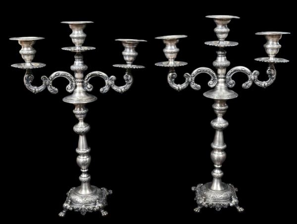 PRATA DE LEI - Par de candelabros em Prata Brasileira iniciais E C, cinzelada, repuxada, reversível