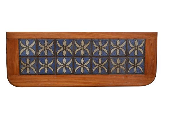Aparador de parede, em estilo rústico, confeccionado a partir de painel de madeira moldurado por esp