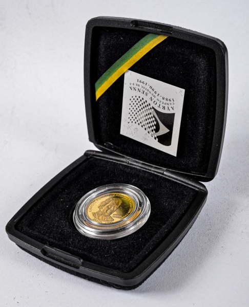 COLECIONISMO - BRASIL  - MOEDA DE 20 REAIS EM OURO - AIRTON SENNA TRI CAMPEÃO MUNDIAL DE F-1   - DAT