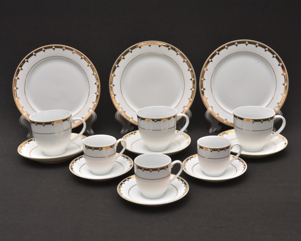 Aparelho de jantar de porcelana Tcheca, com 72 peças. D