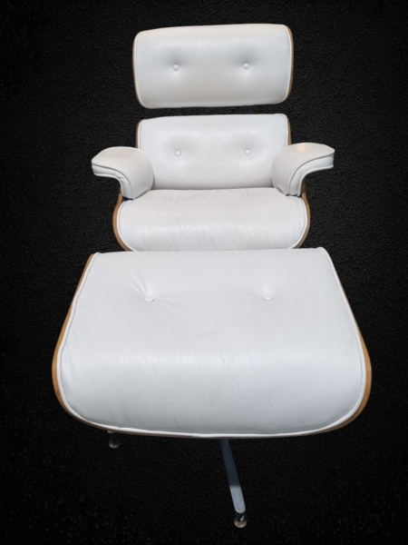 Poltrona CHARLES EAMES estofado em couro branco, acompanha puff. Pés em ferro cromado, base para o p