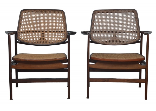 <b>SÉRGIO RODRIGUES - OCA -"OSCAR NIEMEYER" , 1956 </b> - Par de Poltronas de madeira. Assen