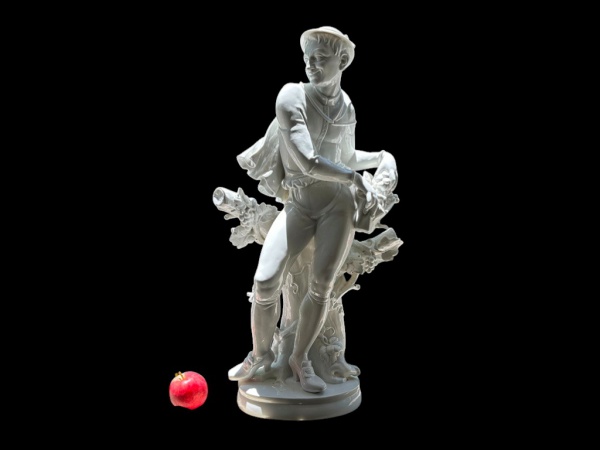 Manufatura ROSENTHAL. Alemanha. Grande e esplendida escultura em porcelana, representando Rapaz com