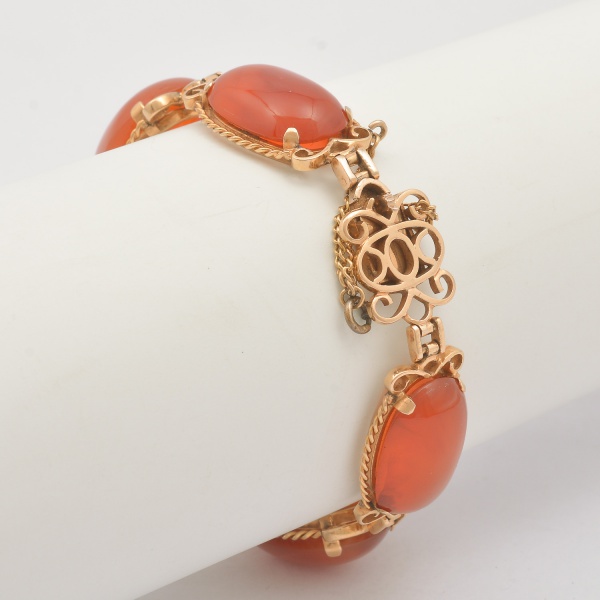 Pulseira em ouro amarelo, 14 k aplicada com grandes pedras ovais  de ágata, com fecho de segurança.