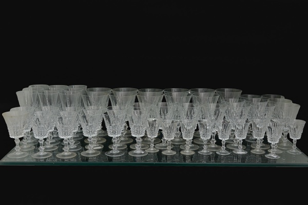 Arte . Oito taças de pé alto de cristal branco e verde transpa foto 1