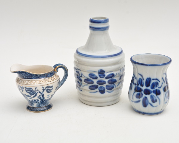 Arte . Três bandeijinhas retangulares de porcelana. Duas de po foto 1