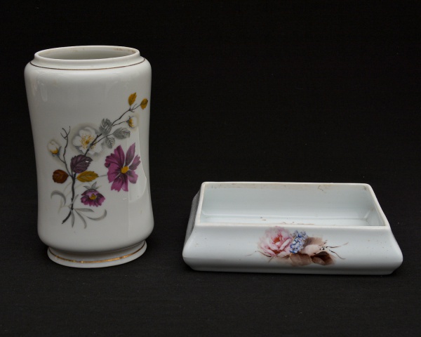 Arte . Três bandeijinhas retangulares de porcelana. Duas de po foto 4