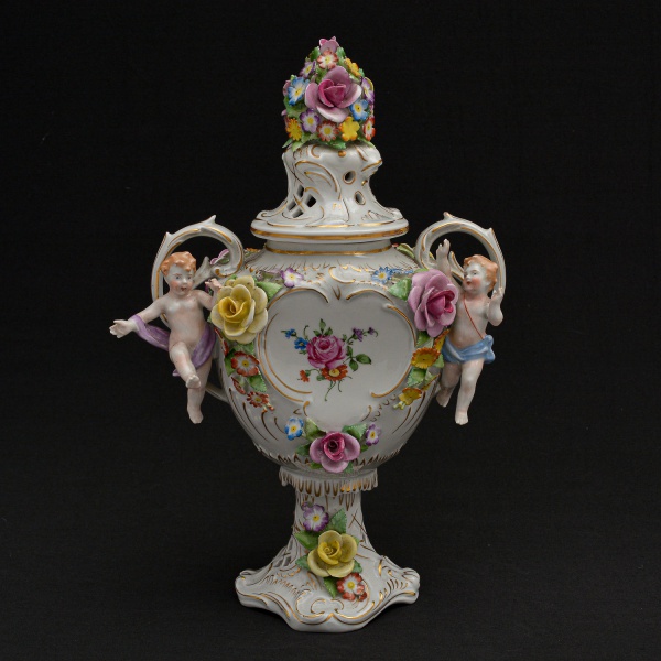 Arte . Centro de mesa de porcelana alemã de Dresden, sobre fun foto 2