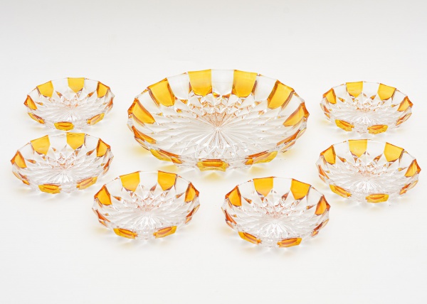 Arte . Duas peças: Copo de cristal branco transparente. Fundo foto 1