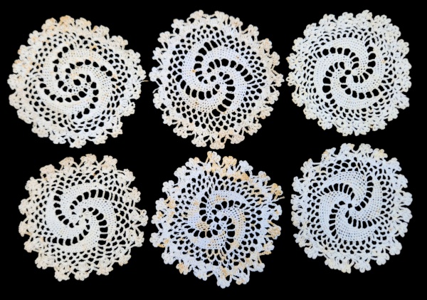 Arte . - 1288 - TOALHA DE MESA QUADRANGULAR DECORADA COM FLORE foto 4