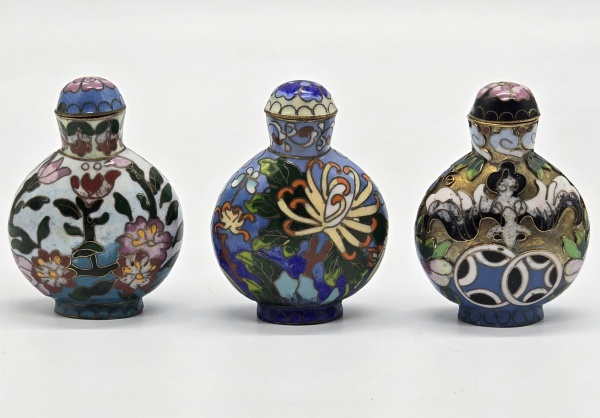 Arte . Snuff bottle em pequena drusa de Ametista, tampa em ped foto 4